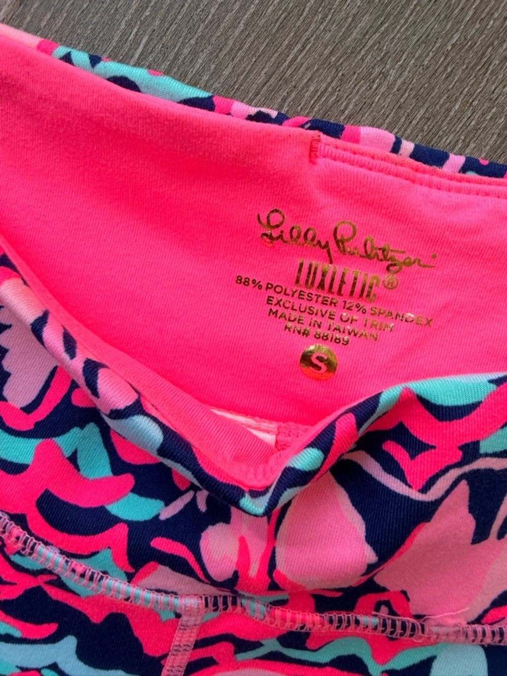 Lilly Pulitzer Lobster RollNeon Pink, Navy & Aqua Cropped Leggings 0036 - Picture 2 of 3